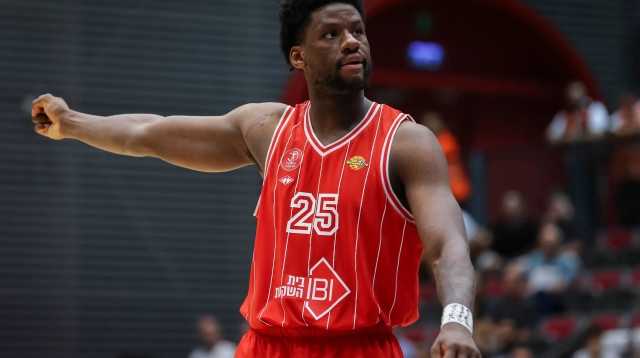 שחקן הפועל תל אביב דן אוטורו (צילום: מאור אלקסלסי)