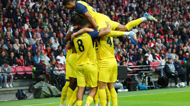 ענאן חלאילי חוגג עם שחקני אוניון סן ז'ילואז (צילום: רויטרס)