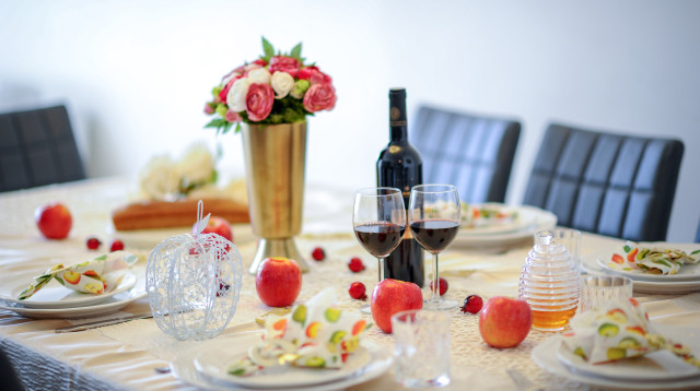 שולחן ראש השנה (צילום: מנדי הכטמן, פלאש 90)