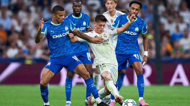 שחקני מארסיי מקיפים את ארדה גולר (צילום: GettyImages)