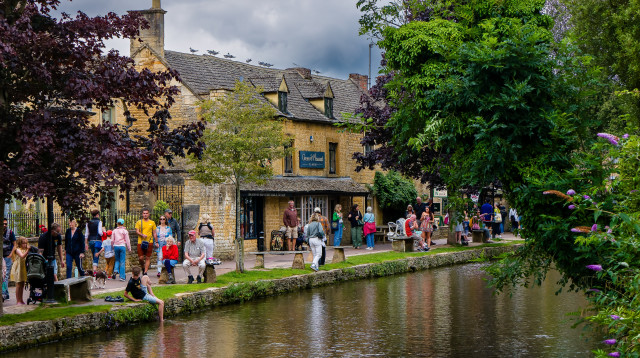 תיירים בבורטון-און-דה-ווטר, אנגליה (צילום: שאטרסטוק)