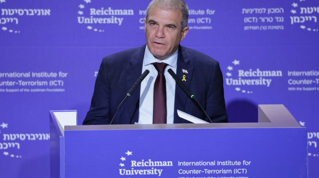 גל הירש בנאומו בכנס הבינלאומי השנתי ללוחמה בטרור (צילום: גלעד קולרציק)