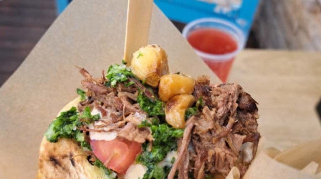 פיתה עם בשר אונטריב בבישול 17 שעות, זורבה נתניה (צילום: חושן הראל)