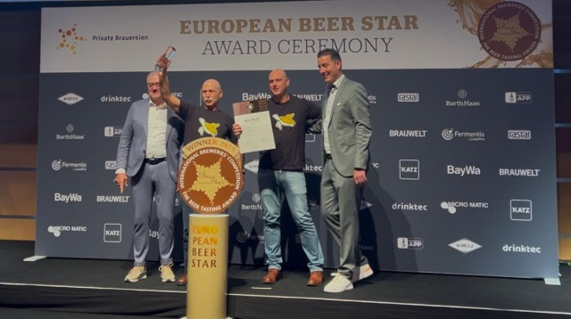 רגע קבלת המדליה בטקס הזכייה במינכן (צילום: ללא קרדיט)