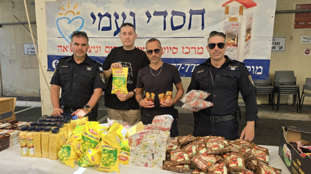 שוטרי גבעתיים ועמותת חסדי נעמי למען ניצולי שואה  (צילום: עמותת חסדי נעמי)