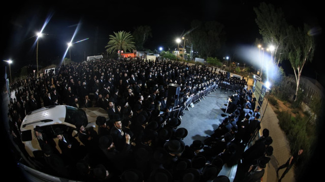 מחאת החרדים סמוך לכלא 10 (צילום: משה גולדשטיין)