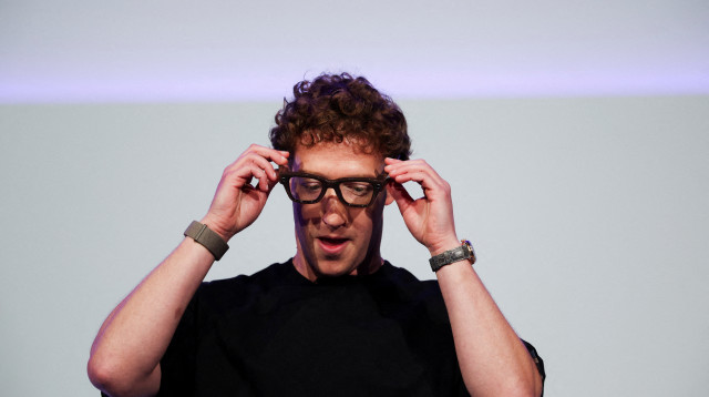 מארק צוקרברג מציג בכנס של מטא (צילום: REUTERS/Carlos Barria)