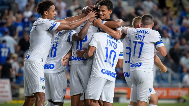 שחקני מכבי תל אביב חוגגים עם דור פרץ (צילום: אריאל שלום)