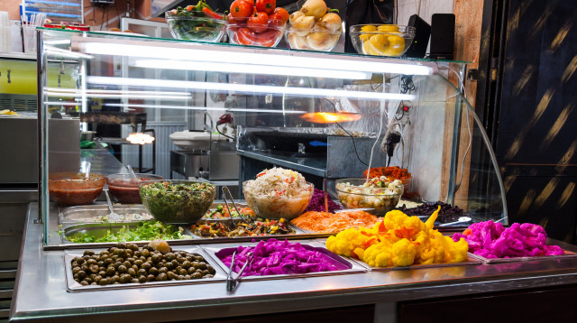 דוכן פלאפל ושוארמה (צילום: שאטרסטוק)