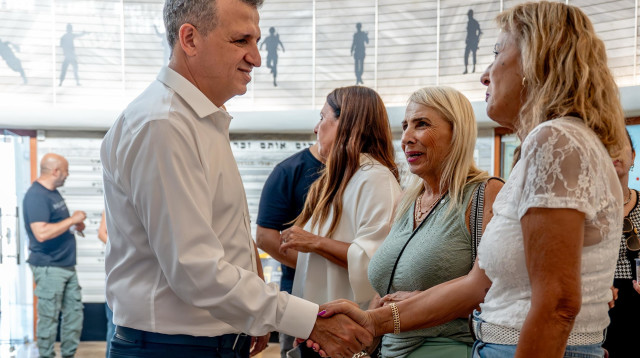 שאמה הכהן ברמת הכוסית המסורתית לחג עם המשפחות השכולות (צילום: אורן אלון )