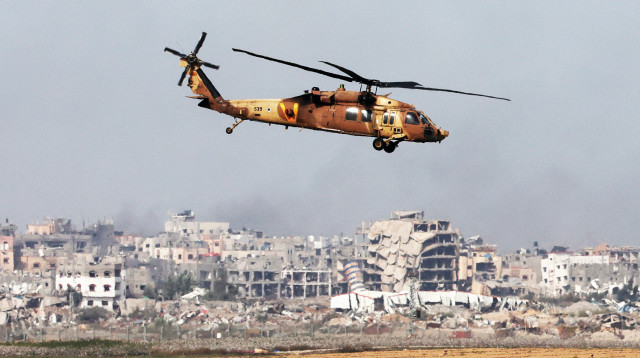 מסוק מעל עזה  (צילום: רויטרס)