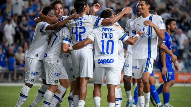 שחקני מכבי תל אביב חוגגים עם דור פרץ (צילום: אריאל שלום)