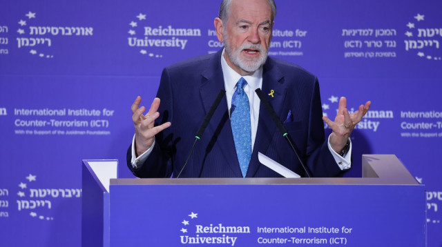 מייק האקבי בכנס למלחמה בטרור באוניברסיטת רייכמן (צילום: גלעד קוולרצ'יק)