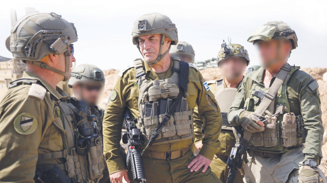 אייל זמיר עם הכוחות בעזה (צילום: דובר צהל)