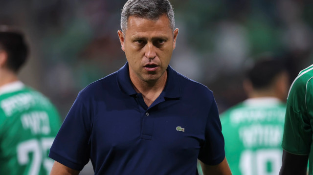 דייגו פלורס, מאמן מכבי חיפה (צילום: מאור אלקסלסי)