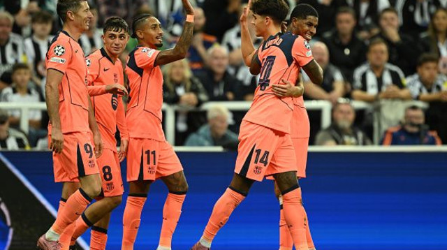 שחקני ברצלונה חוגגים (צילום: Clive Mason)