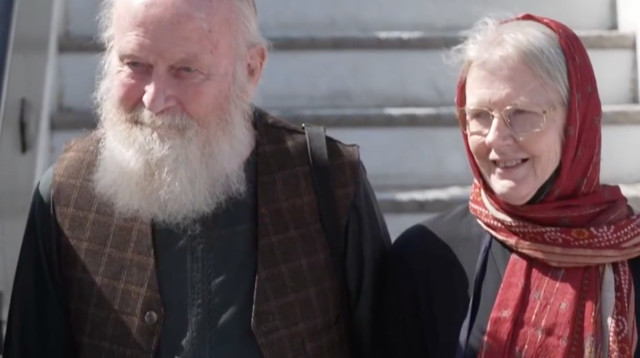 הזוג הבריטי ברבי ופיטר ריינולדס לאחר שחרורם מהכלא באפגניסטן (צילום: סקיי ניוז)