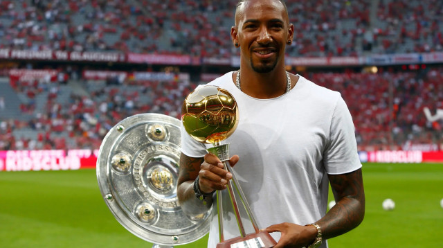 ג'רום בואטנג בלם באיירן מינכן עם תואר השחקן הגרמני של 2015/16 (צילום: רויטרס)