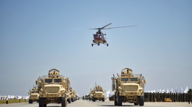 מצעד צבאי לרגל שלוש שנים להשתלטות הטאליבן על אפגניסטן בבסיס בגרם, 2024 (צילום: גטי אימג')