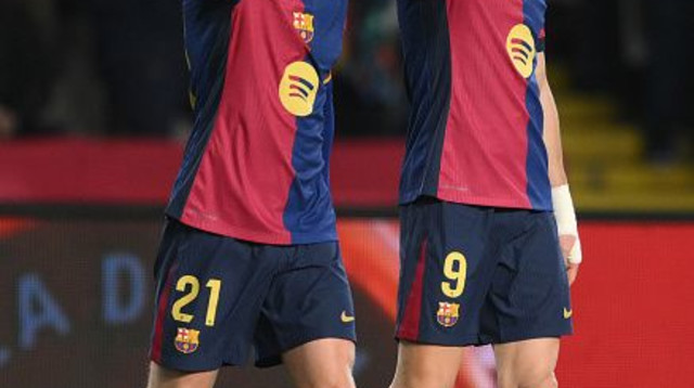 פרנקי דה יונג ורוברט לבנדובסקי במדי ברצלונה (צילום: David Ramos)