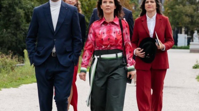 "חולצת האבטיח" של חברת הפרלמנט ההולנדית אסתר אווהנד (צילום: שימוש לפי סעיף 27א')