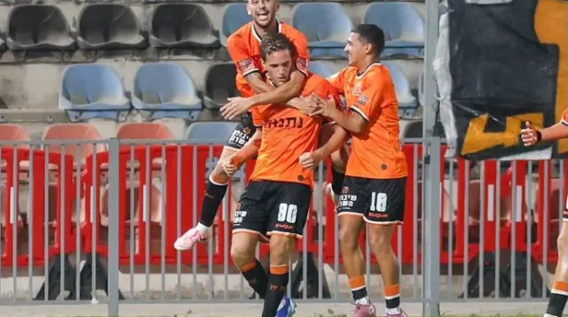 ארד בר ושחקני בני יהודה חוגגים ניצחון ראשון העונה (צילום: קובי אליהו)