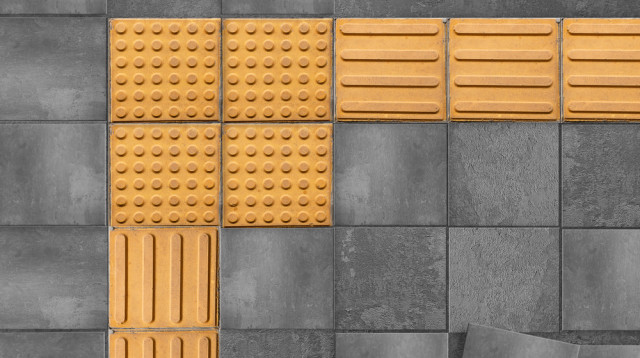 פסים מובלטים על המדרכות, מסייע לעיוורים וכבדי ראייה (צילום: שאטרסטוק)