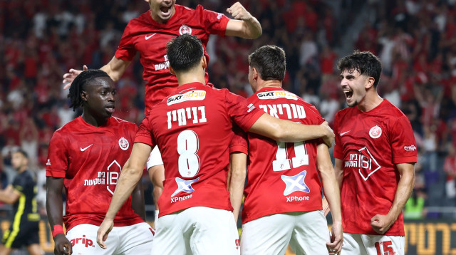 שחקני הפועל תל אביב חוגגים (צילום: דני מרון)