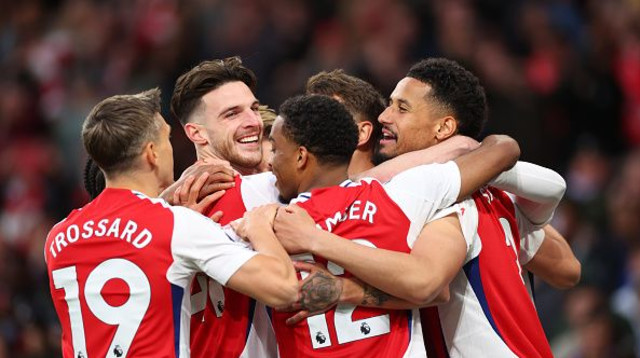 שחקני ארסנל חוגגים (צילום: Gettyimages)