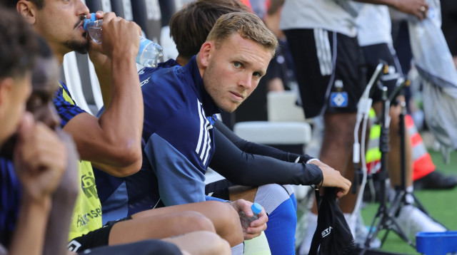 דניאל פרץ על הספסל של המבורג (צילום: GettyImages, Jürgen Fromme - firo sportphoto)