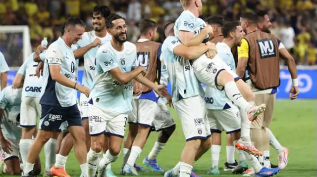 שחקני מכבי תל אביב חוגגים (צילום: דני מרון)