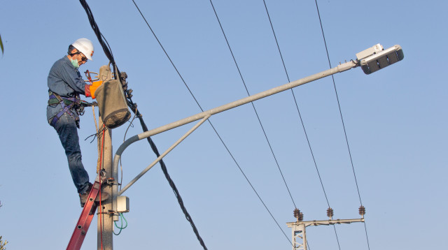 עובד חברת חשמל (צילום: יוסי אלוני, פלאש 90)