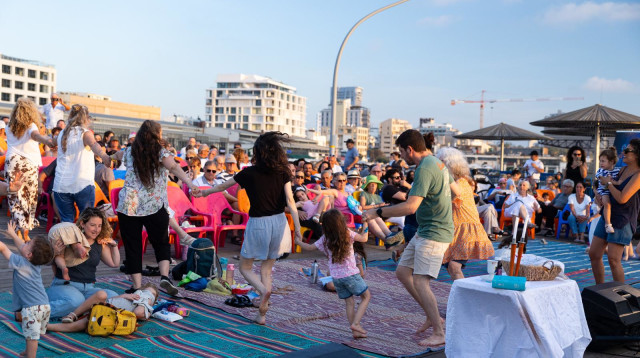 שמח על רחבת הדק של נמל תל אביב (צילום: מולי גולדברג)