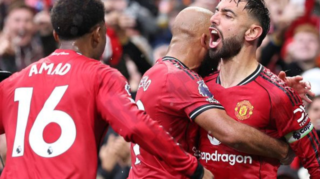 ברונו פרננדש חוגג עם בריאן אמבומו ואמאד דיאלו (צילום: Marc Atkins)