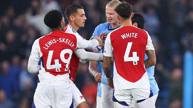 ארלינג הולאנד ולואיס סקלי בעימות סוער במפגש האחרון בין מנצ'סטר סיטי לארסנל (צילום: Robbie Jay Barratt - AMA)