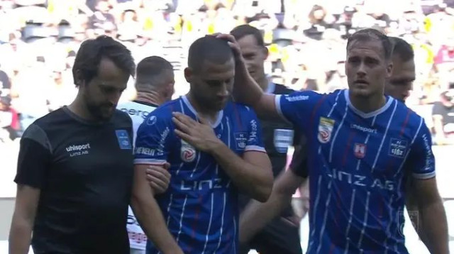 וייסמן נאלץ לרדת אחרי 35 דקות בדרבי (צילום: צילום מסך, "סקיי ספורטס" אוסטריה)