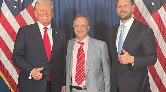 בשארה בחבח (באמצע) לצד נשיא ארצות הברית דונלד טראמפ וסגנו ג'יי.די. ואנס (צילום: צילום מסך רשת X)