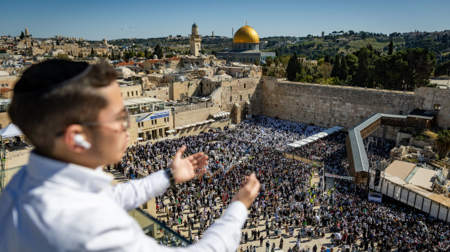 המונים בכותל (צילום: חיים גולדברג פלאש 90)