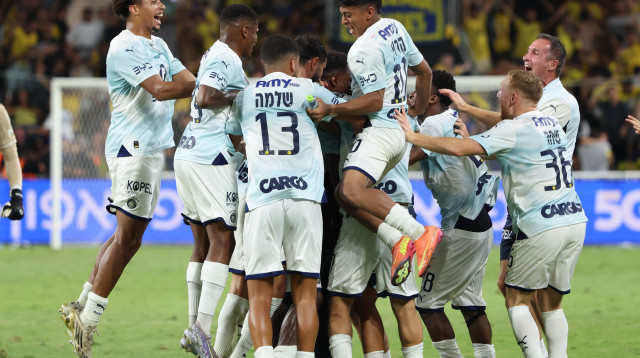 שחקני מכבי תל אביב חוגגים (צילום: דני מרון)