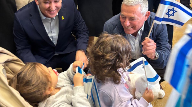 יו"ר הסוכנות היהודית דורון אלמוג ומנכ"ל הסוכנות היהודית יהודה סטון מקבלים עולים בנתב"ג (צילום: באדיבות הסוכנות היהודית)