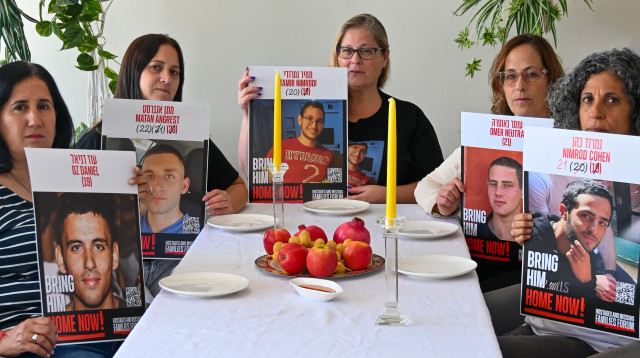 אמהות החיילים החטופים בשיחה משותפת (צילום: פאולינה פטימר)