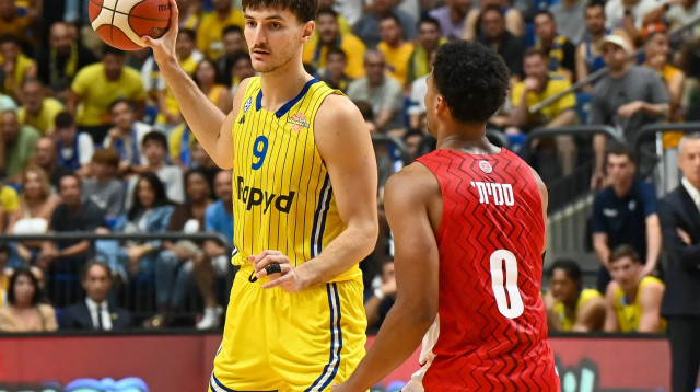 שחקן מכבי תל אביב רומן סורקין מול שחקן הפועל ירושלים ג'סטין סמית' (צילום: ברני ארדוב)