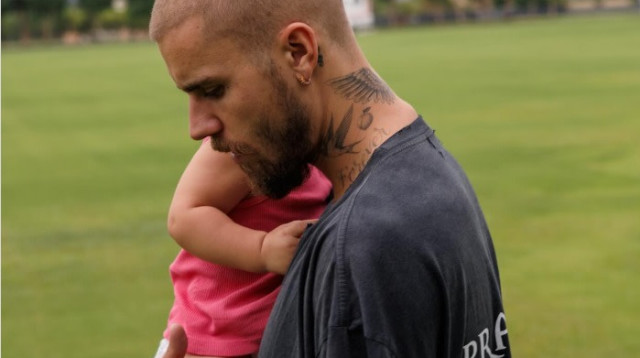 ג'סטין ביבר מחזיק את בנו (צילום: צילום מסך אינסטגרם)