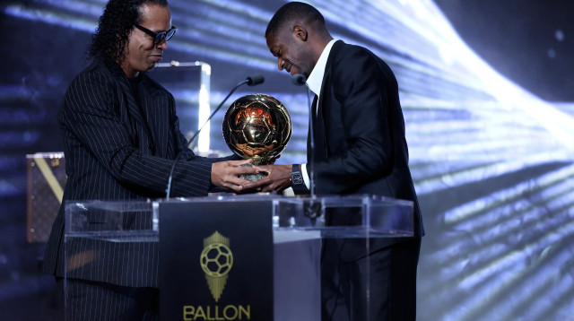 שחקן פריז סן ז'רמן עוסמאן דמבלה זוכה בכדור הזהב, ומקבל את הפרס מידי רונאלדיניו (צילום: GettyImages, FRANCK FIFE/AFP)