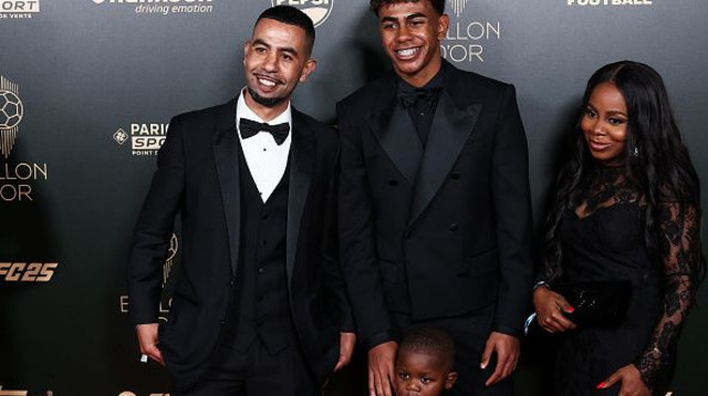 לאמין ימאל, הוריו, ואחיו הקטן (צילום: FRANCK FIFE)