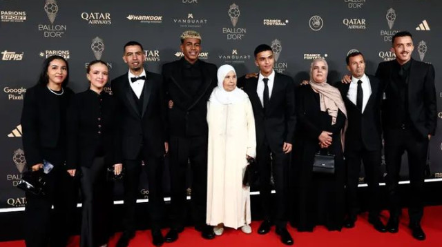 לאמין ימאל ומשפחתו (צילום: GettyImages)