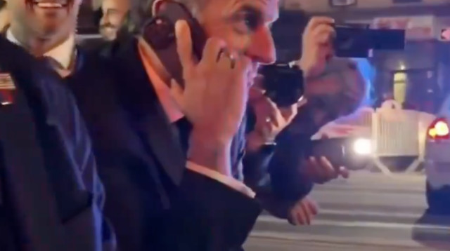 עמנואל מקרון נעצר בצד הדרך (צילום: רשתות חברתיות, שימוש לפי סעיף 27 א')