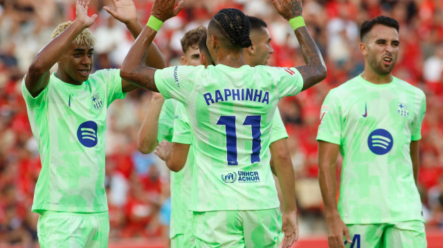 ראפיניה חוגג עם לאמין ימאל, ברצלונה (צילום: GettyImages)