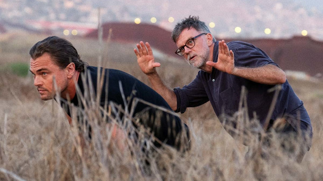 פול תומאס אנדרסון מביים את לאונרדו דיקפריו בסרט "קרב רודף קרב" (צילום: אולפני האחים וורנר)