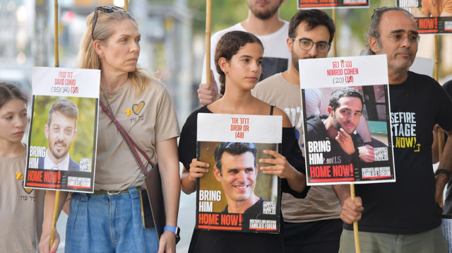 משפחות החטופים (צילום: אבשלום ששוני)